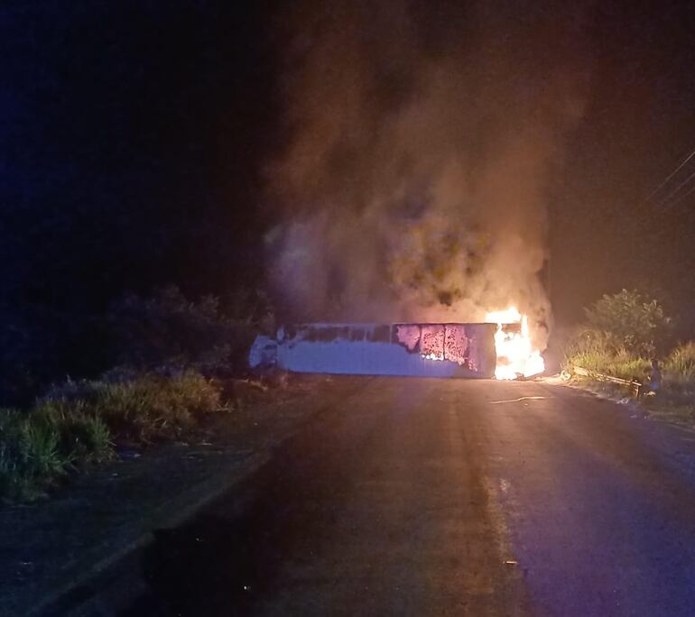 El camión volcó y el conductor quedó dentro de la cabina, falleciendo calcinado en el lugar.