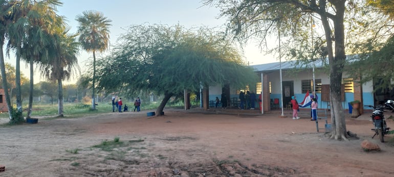 Estudiantes de la escuela Nueva Asunción de Chacó'i dan clases bajo un árbol y comparten la pizarra entre varos grados.