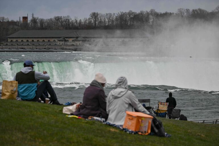 La gente está instalada en el Parque Estatal de las Cataratas del Niágara antes de un eclipse solar total en América del Norte, en las Cataratas del Niágara, Nueva York, 