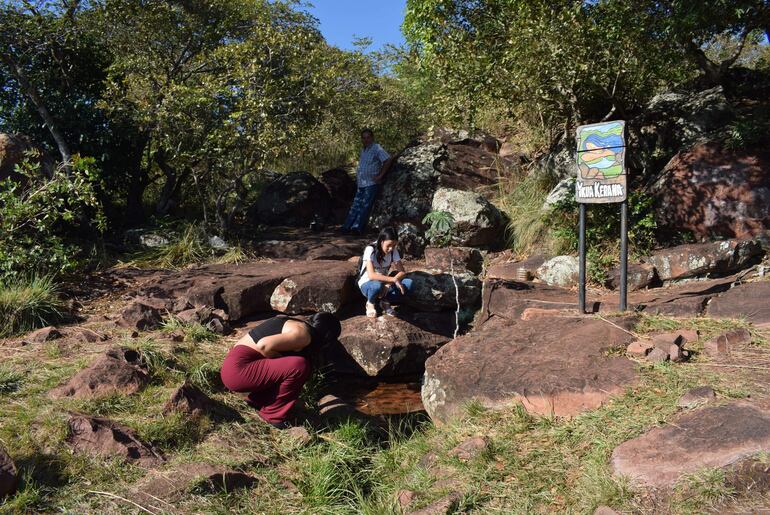 En el Ikua Kerana, varias personas se acercaban para refrescar sus rostros.