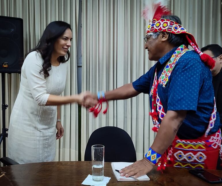 La ministra del MOPC, Claudia Centrurión, con el líder único del pueblo maká, Mateo Martínez Mateiko.