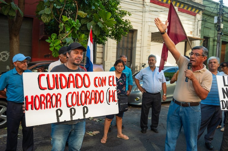 "Cuidado con el Horror Colorado (HC)", reza uno de los carteles de protestas anteriores de este grupo de organizaciones sociales y políticas.