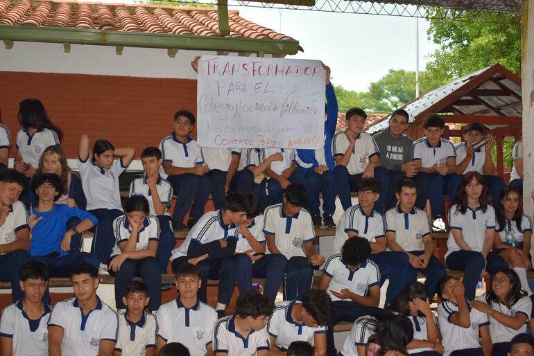 Sentata de estudiantes para exigir la provisión de un transformador.