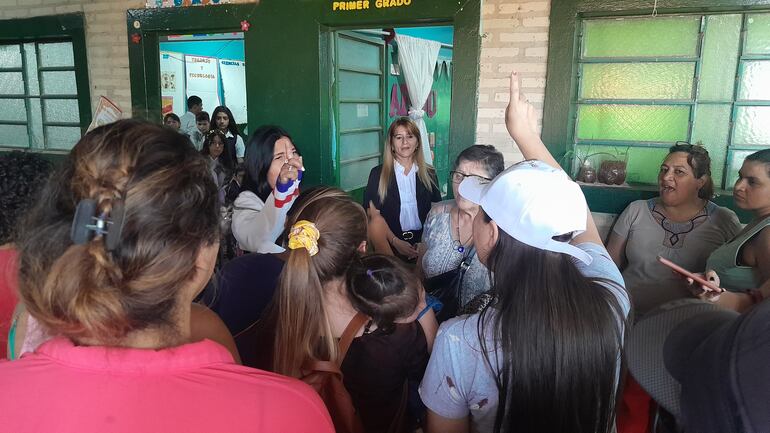 Los padres ingresaron a la institución para recriminar a la docente, Domiciana Paniagua, y un grupo de alumnos mira asombrado.