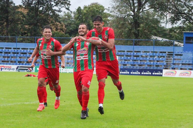 Willian Candia encabeza el festejo del tanto ganador con Juan Aníbal Roa (izquierda) y Estiven Pérez. (Foto: APF)