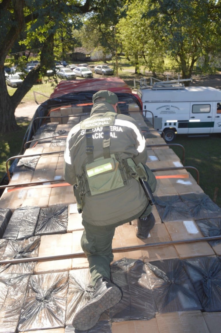 Gendarmes argentinos incautan cargamento de cigarrillos de contrabando.