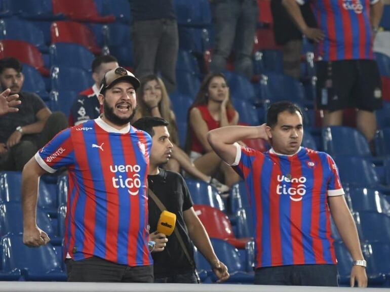 Los hinchas de Cerro Porteño insultan al entrenador Manolo Jiménez después del partido ante Sportivo Trinidense por la décima fecha del torneo Clausura 2024 del fútbol paraguayo en el estadio La Nueva Olla, en Asunción, Paraguay.