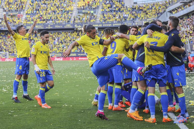 Los jugadores del Cádiz celebran su primer gol durante el partido de Liga que enfrenta al Cádiz CF y al RC Celta de Vigo en el estadio Nuevo Mirandilla.