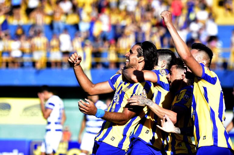 Los jugadores del Sportivo Luqueño celebran un gol en un partido frente al 2 de Mayo por el torneo Apertura 2023 del fútbol paraguayo en el estadio Feliciano Cáceres, en Luque.