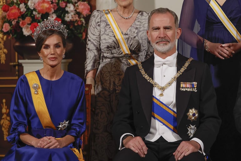 Los reyes de España, Felipe VI y Letizia (i), durante la cena de gala con motivo de su visita de Estado a Países Bajos, hoy miércoles en Ámsterdam. (EFE/ Chema Moya)
