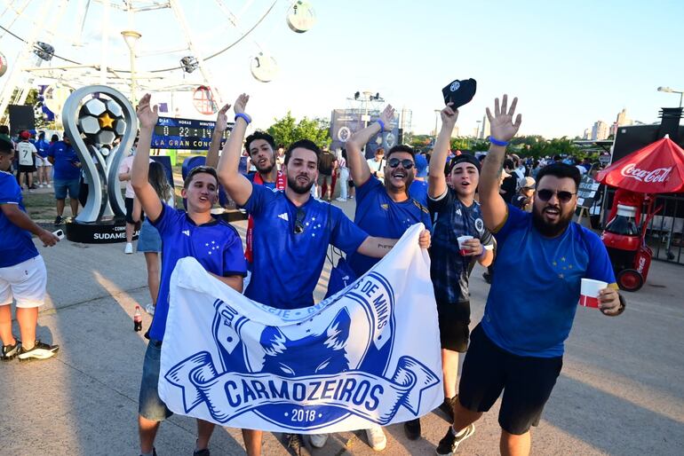 Hinchas de Racing y Cruzeiro en la Costanera de Asunción. 