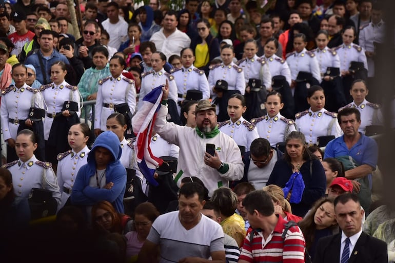 Un ciudadano expresó sus reclamos en medio de la misa central de Caacupé.