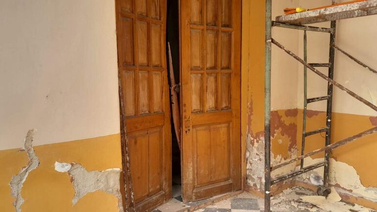 La puerta violentada por los delincuentes para ingresar al templo de Villeta.