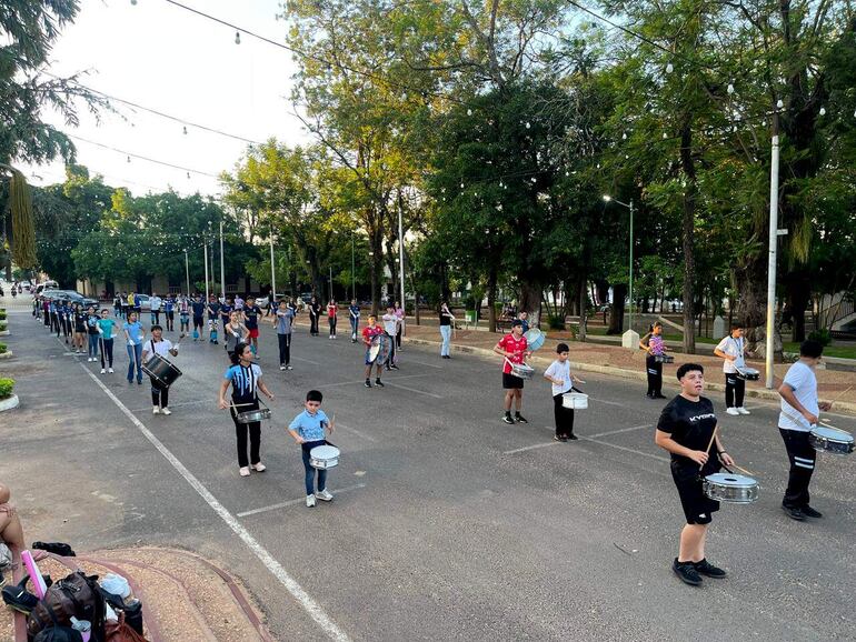 Los estudiantes de diferentes instituciones educativas se están preparando para el desfile cívico-estudiantil que se realizará el próximo martes.