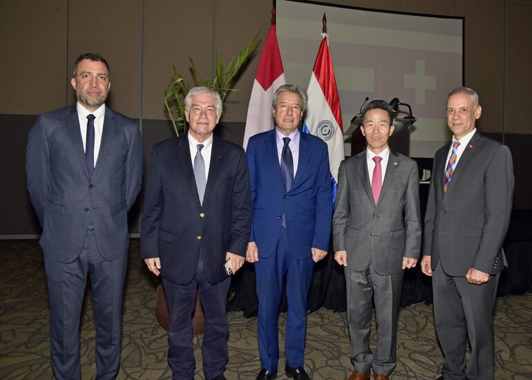 El embajador del Reino Unido Ramin Navai, Carlos Jorge Bidermann, el embajador de Uruguay Eduardo Bouzout, el embajador de Corea, Chan-sik Yoon y Cristian Cibils.
