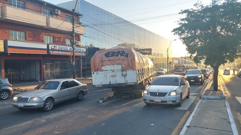 Un camión perdió su acoplado sobre la avenida Eusebio Ayala y dificulta el tránsito.