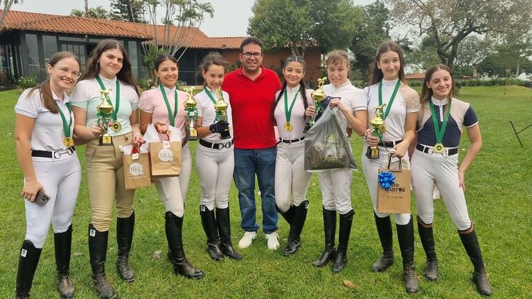 El profesor Alejandro Galeano y las amazonas de la organizadora Escuela Paraguaya de Equitación, que competirán en el Interescuelas.