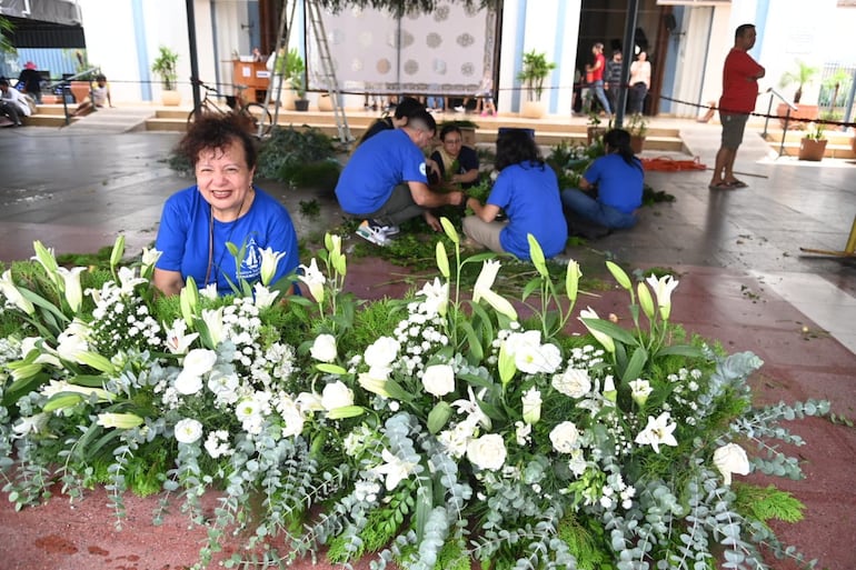 Con flores y follajes adornan el templete para la celebración de eucarística de las 19:00.