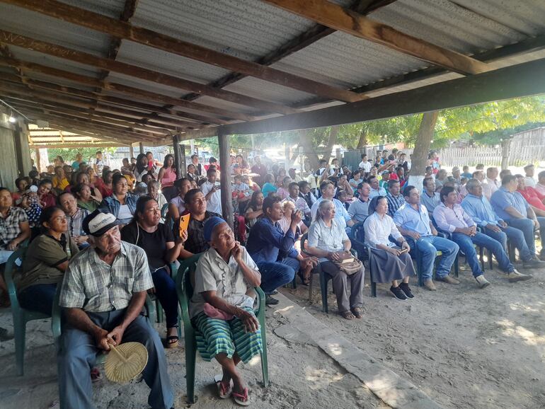 Pobladores Ishir de la comunidad Virgen Santísima celebran la legalización de sus tierras.