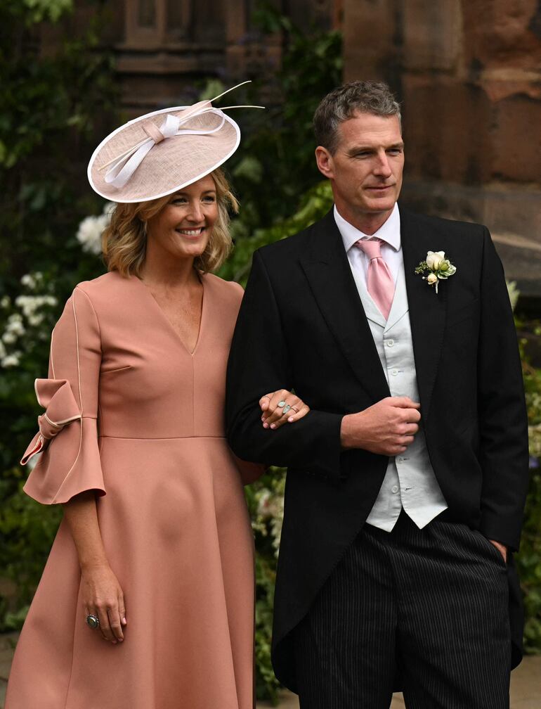 ¡Muy elegantes! Lady Edwina Grosvenor y su esposo Dan Snow. (Oli SCARFF / AFP)