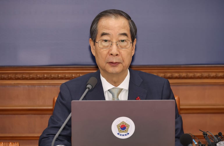 Primer ministro de Corea del Sur Han Duck-soo asumió como jefe de gobierno y jefe de Estado.