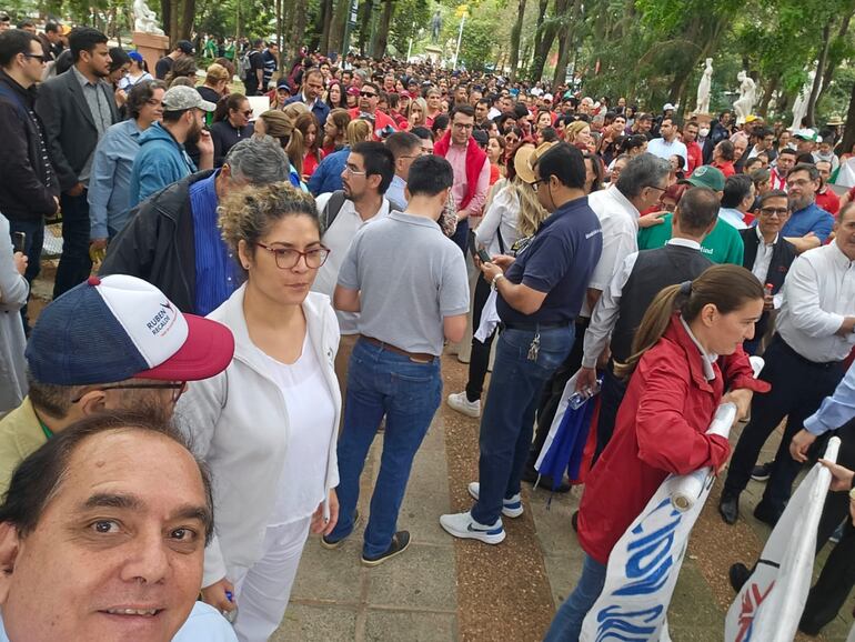 Varios docentes y funcionarios de la Universidad Nacional de Asunción (UNA) se congregan en la Plaza Uruguaya para luego marchar al Ministerio de Hacienda.