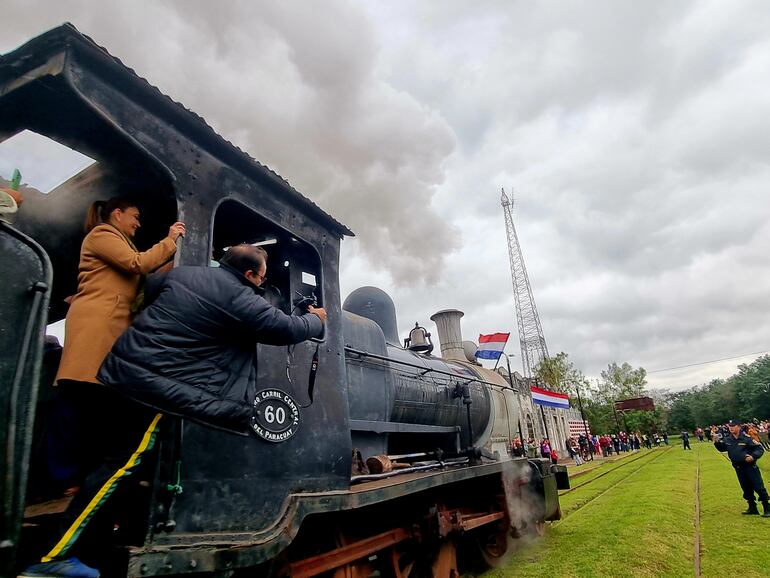 LOCOMOTORA EN MARCHA EN LA ESTACION DE FERROCARRIL DE LA CIUDAD DE YPACARAI
MARTA ESCURRA 13 DE SETIEMBRE DE 2023