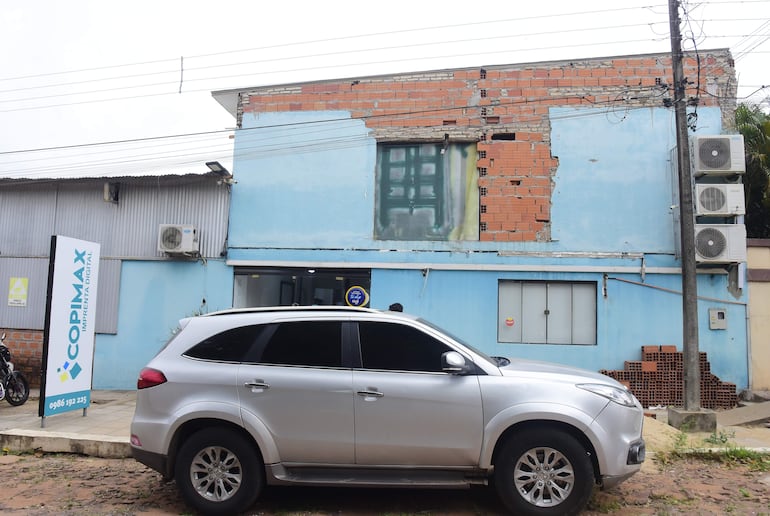 Faluci hizo figurar como dirección esta humilde edificación de la ciudad de Villa Elisa, sobre la calle La Paz, donde además operan otros negocios como venta de comidas, activación de líneas de celulares y hasta se hacen fotocopias.