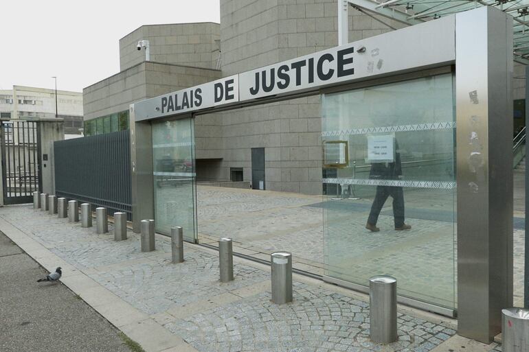 Jean-Pierre Maréchal, el hombre que se sienta en el banquillo en Aviñón por haber violado a su mujer y haberlo hecho junto a Dominique Pelicot, que fue el que le inspiró y al que imitó en el procedimiento de someterla a una sumisión química, está arrepentido y reconoce su plena responsabilidad.