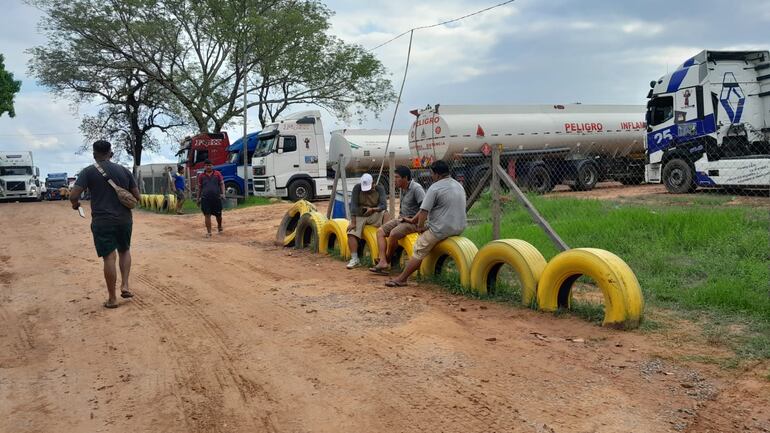 Conductores bolivianos denuncian incomodidad y condiciones precarias en su estadía en San Antonio.