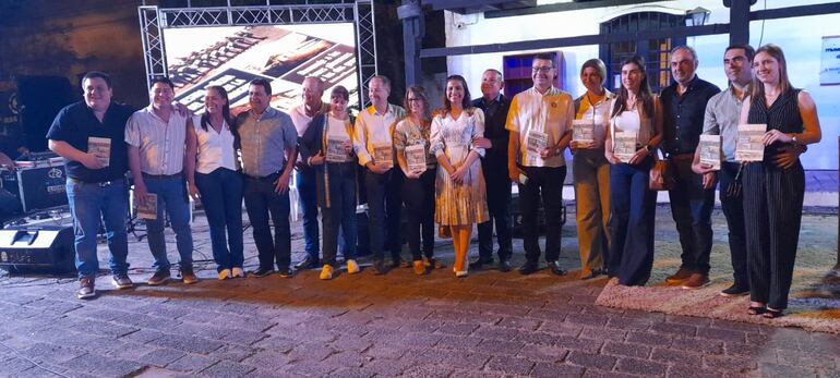 Gobernadores de cada departamento posan con el libro  en la mano.