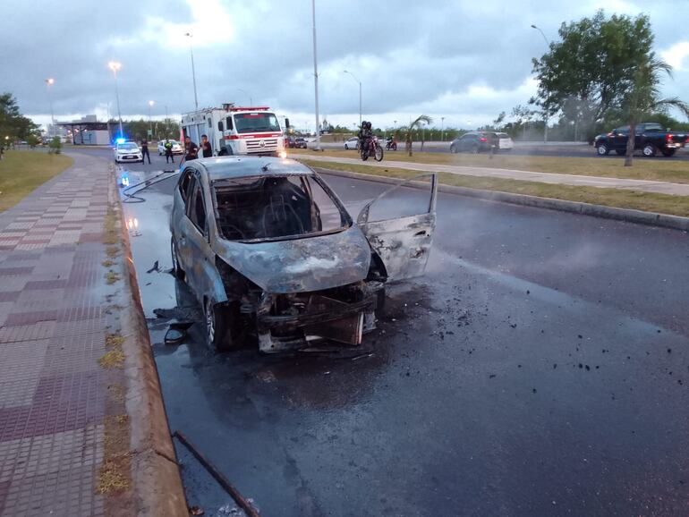 Así quedó el auto incendiado en la avenida Costanera de Asunción en la mañana de este viernes.