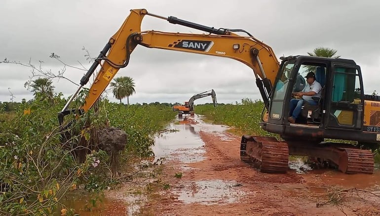 Con maquinaria pesada trabajan en la limpieza de cauces hídricos para desagotar los caminos en las comunidades rurales del Ñeembucú.