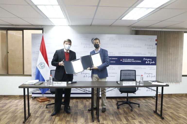 El ministerio de Educación, Juan Manuel Brunetti, y Santiago Llano, de la firma Paraguay Educa, suscribieron convenio de cooperación.