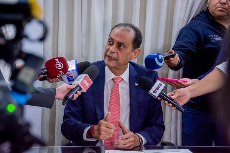 Conferencia de prensa en el Ministerio de Justicia. Ángel Barchini respondió a las denuncias de supuestas irregularidades en la contratación de seguros médicos VIP para funcionarios penitenciarios.