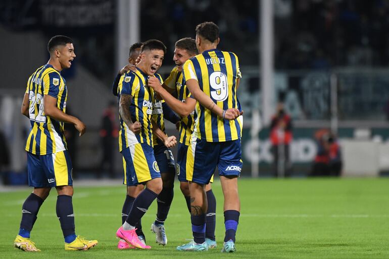 El paraguayo Alan Rodríguez (c), futbolista de Rosario Central, festeja el tanto de tiro libre que convirtió ante Talleres de Córdoba por la jornada 14 de la Liga Profesional de Argentina.