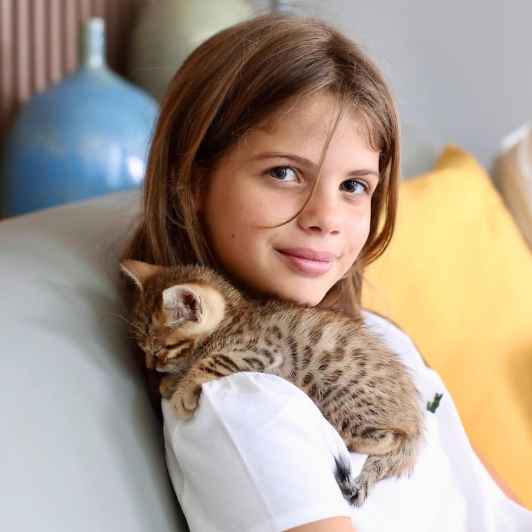 Francesca posando con un gatito. 
(Instagram/Wanda Nara)