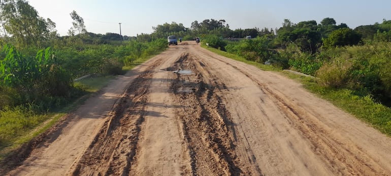 En pésimas condiciones se encuentra la vía de acceso al asentamiento de Belén, en el distrito de Tacuaras.