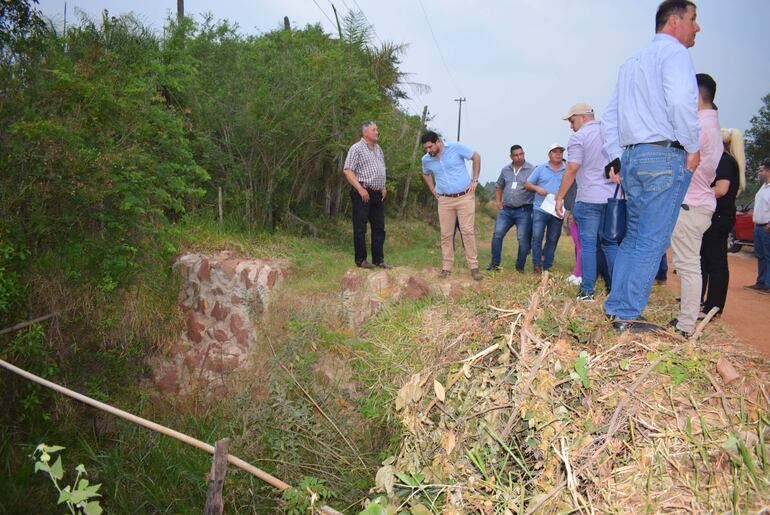 Diputados de la Comisión Especial inspeccionaron el muro que fue adjudicada a una empresa y terminó haciéndose con maquinarias y operarios de la Municipalidad local.