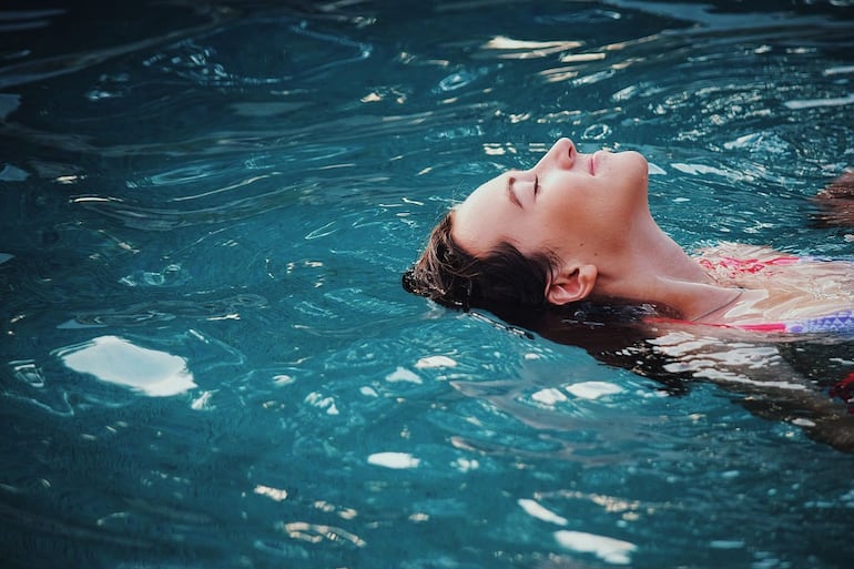 Los químicos de las piscinas pueden causar afecciones en la piel.