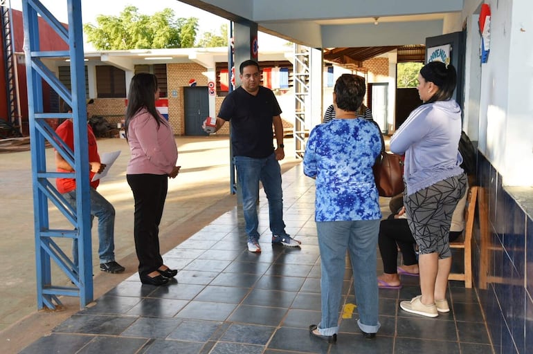 El intendente municipal de la ciudad de Villa Elisa, Ricardo Estigarribia, explica a los padres sobre el alcance que tendrá la instalación de las cámaras en las instituciones educativas.