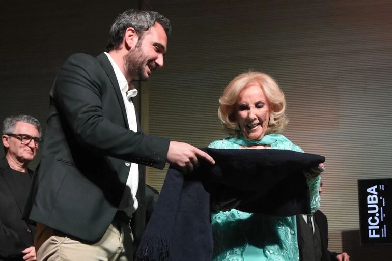 Mirtha Legrand recibiendo feliz su título de Doctor Honoris Causa de la Universidad de Buenos Aires.