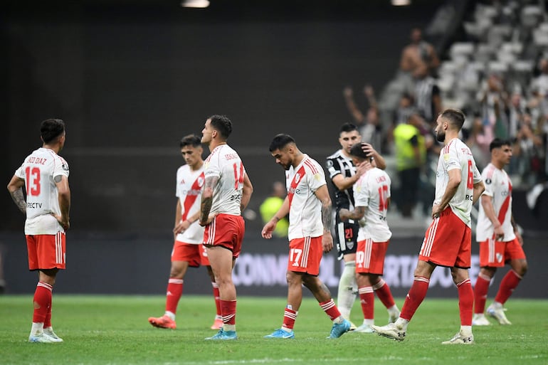 Los jugadores de River Plate reaccionan en un partido contra Atlético Mineiro por las semifinales de la Copa Libertadores 2024 en el estadio Arena MRV, en Belo Horizonte, Brasil.