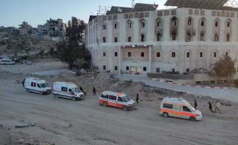 Foto cedida por el ejército de Israel de la evacuación previa al asalto al hospital Kamal Adwan de Beit Lahia. El Ejército israelí aseguró este lunes que ha arrestado a unos cien milicianos palestinos en su asalto al hospital Kamal Adwan de Beit Lahia (norte de Gaza), que concluyó el sábado con la mayoría del personal sanitario detenido.