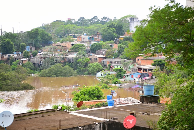 Decenas de casas permanecen bajo agua en los barrios San Rafael y San Agustín de Ciudad del Este.