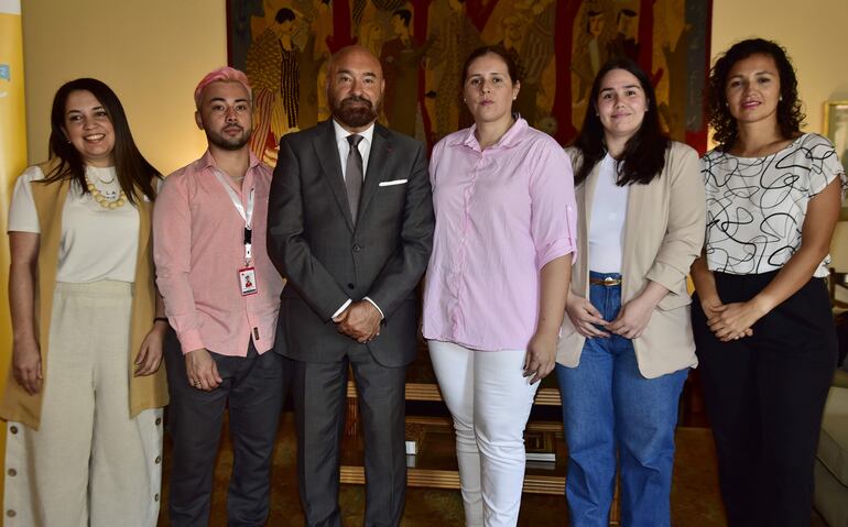 Olga Caballero, Andrés Rojas, el embajador de Francia, Pierre-Christian Soccoja; Mónica Rivas, Magali Fernández y Liliana Guzmán, representante del programa EnLAzando en Paraguay.