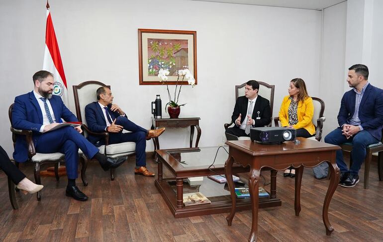 Reunión del equipo de PTI con el ministro de Justicia, Angel Barchini.