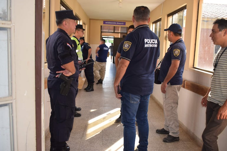 Momento de desesperación vivieron ayer los familiares tras el robo de la recién nacida.