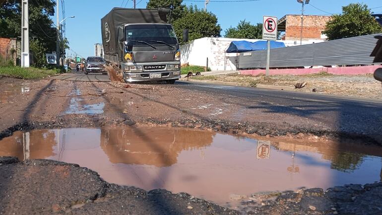 En la imagen se puede observar como un camión de gran porte cae en uno de los baches de la Avda. Laguna Grande.