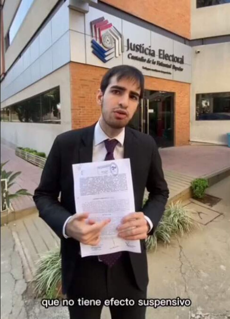 Alejandro "Tratito" Ovelar expone una copia autenticada de la sentencia del Tribunal Electoral que falló a su favor.